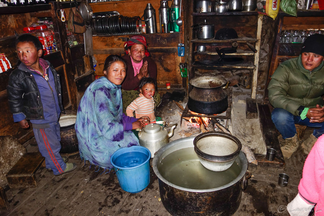 Famille de Sama Gompa (3550 m)  |  1/100 s à f/1,8 - 100 ISO - 10.4 mm  |  30/10/2013 - 15:59  |    |   m