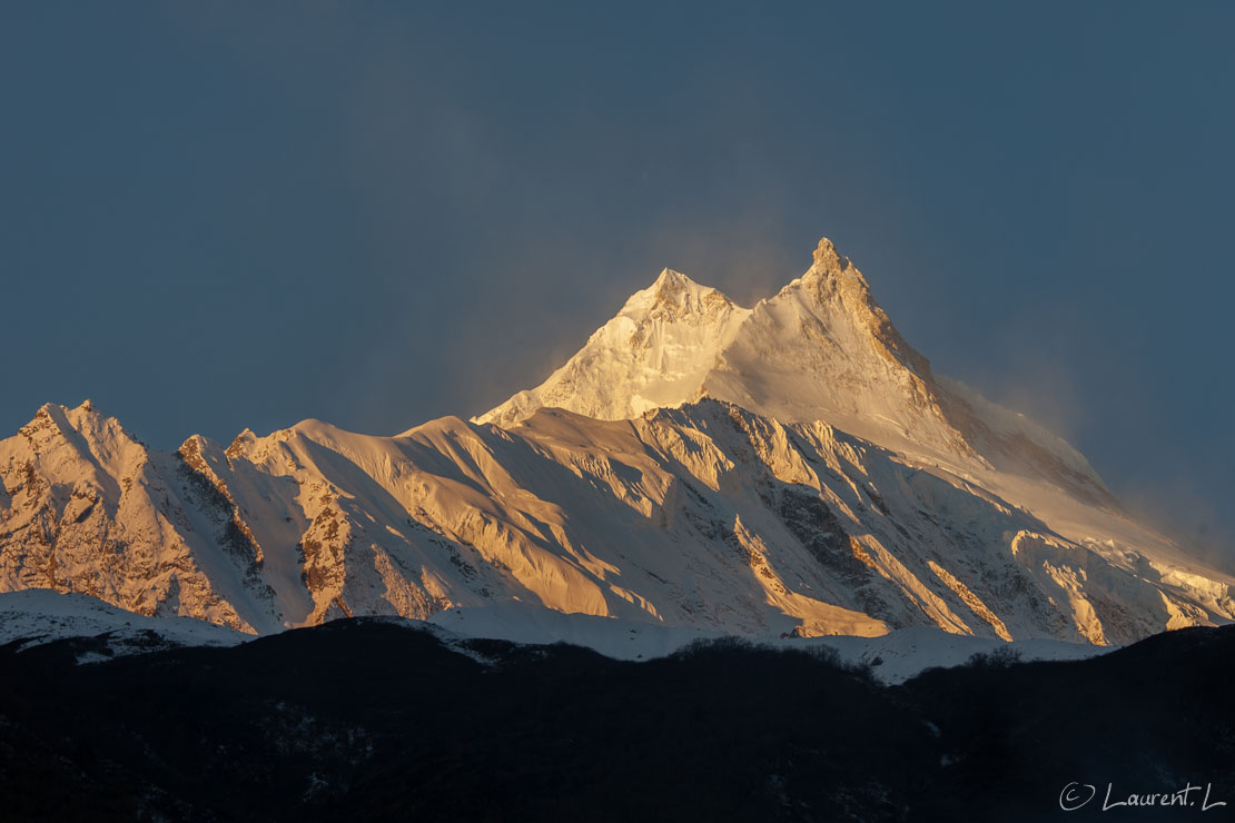 Le Manaslu au lever du jour  |  1/50 s à f/9,0 - 100 ISO - 111 mm  |  31/10/2013 - 06:25  |  28°35'17" N 84°38'28" E  |  3550 m