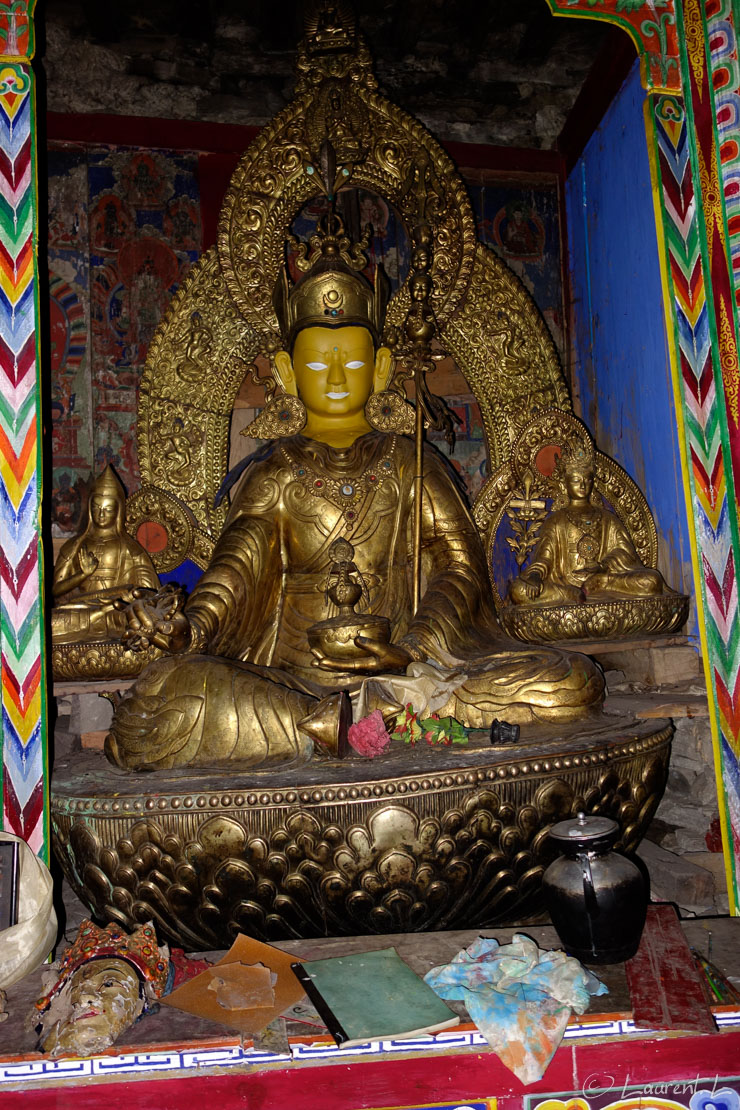 Représentation du Bouddha dans un temple  |  1/100 s à f/1,8 - 100 ISO - 10.4 mm  |  31/10/2013 - 07:40  |  28°35'22" N 84°38'22" E  |  3600 m