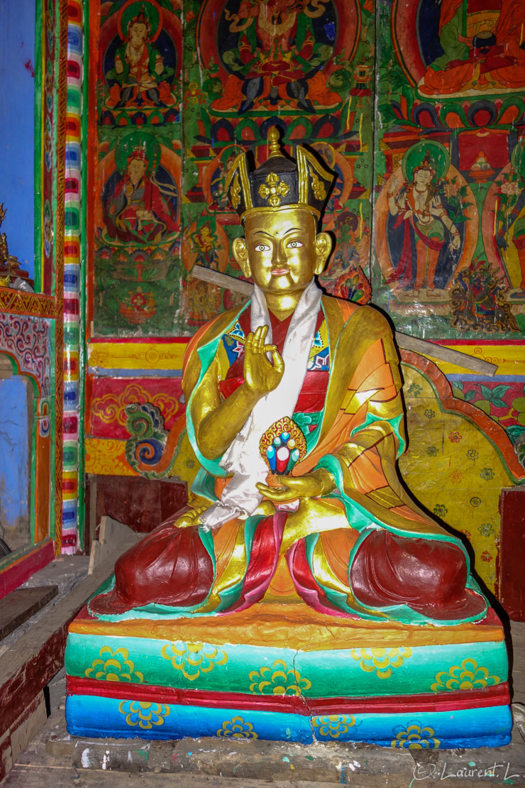Une autre représentation du Bouddha  |  1/100 s à f/1,8 - 100 ISO - 10.4 mm  |  31/10/2013 - 07:41  |  28°35'22" N 84°38'22" E  |  3600 m