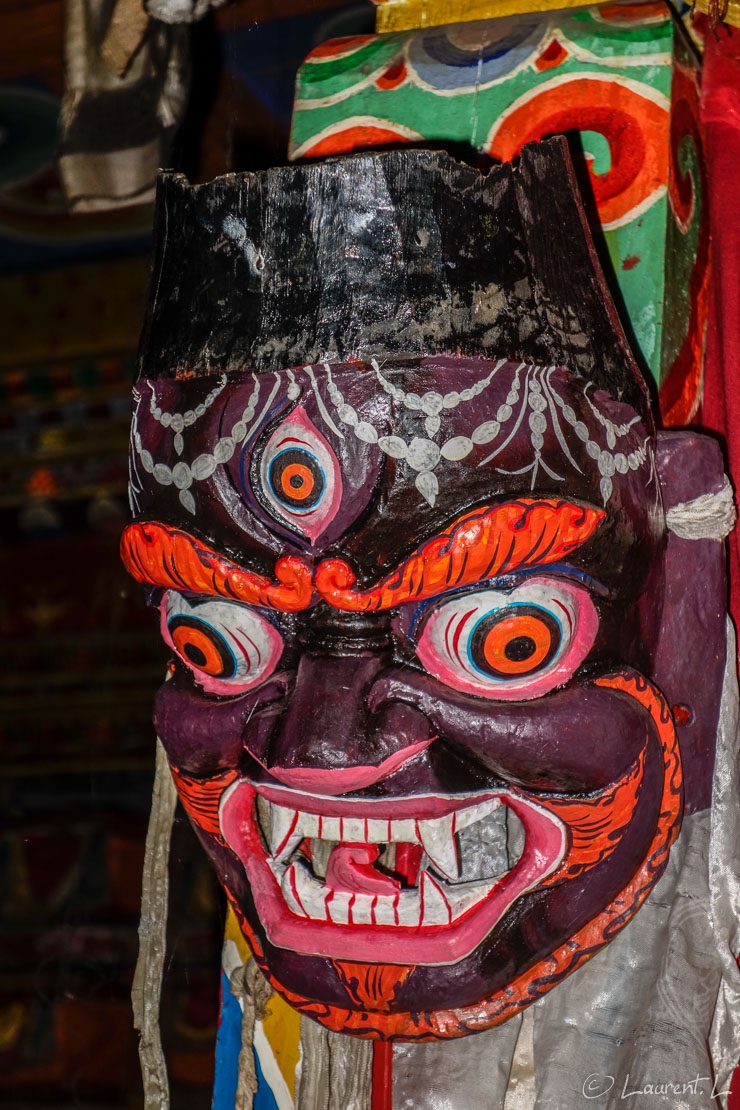 Masque dans le un temple de Sama Gompa  |  1/100 s à f/4,5 - 100 ISO - 33.2 mm  |  31/10/2013 - 07:54  |  28°35'22" N 84°38'22" E  |  3600 m