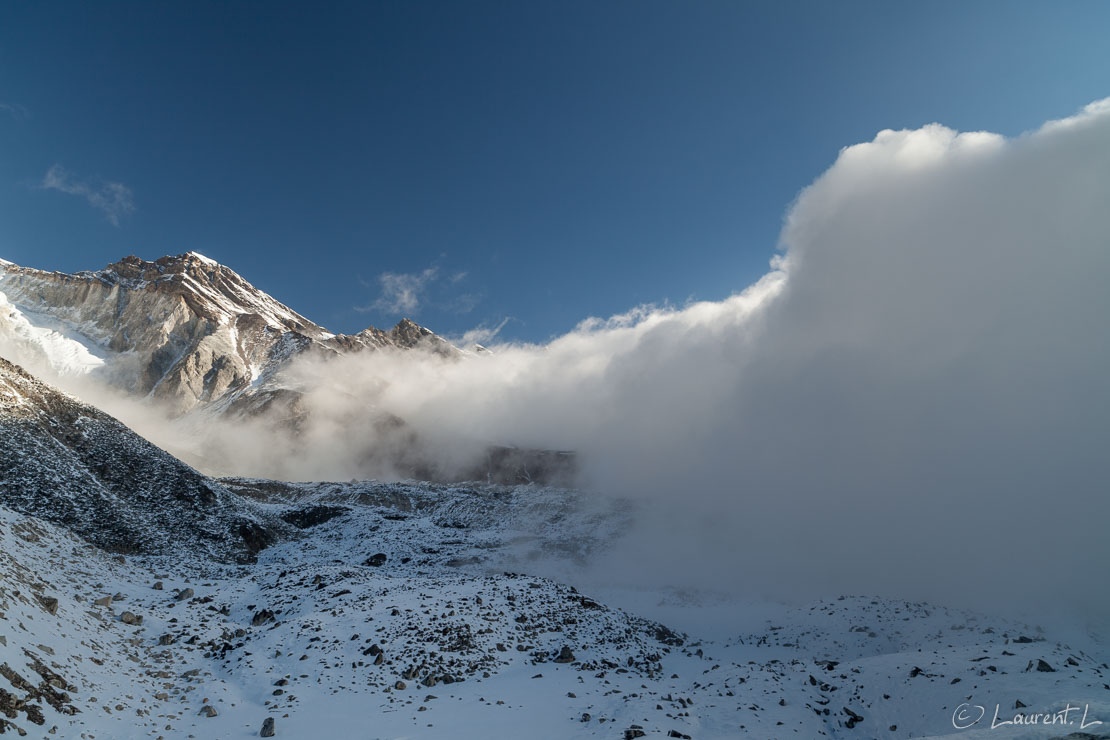 Barre de nuages  |  1/40 s à f/9,0 - 100 ISO - 21 mm  |  02/11/2013 - 08:01  |  28°39'46" N 84°31'58" E  |  5039 m