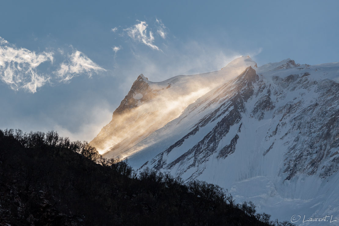 Le Manaslu par son versant nord-ouest  |  1/125 s à f/8,0 - 100 ISO - 200 mm  |  03/11/2013 - 06:58  |  28°38'3" N 84°28'16" E  |  3708 m