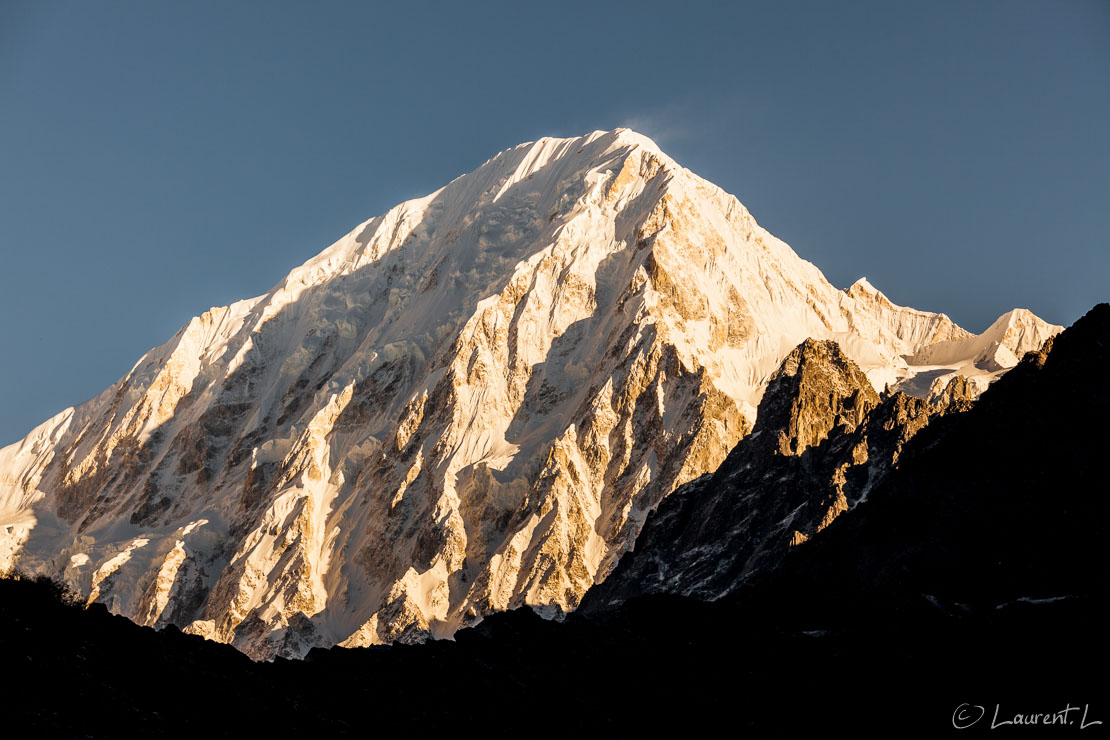 Le Cho Himal (6905 m)  |  1/200 s à f/10 - 100 ISO - 135 mm  |  03/11/2013 - 06:59  |  28°38'3" N 84°28'16" E  |  3708 m