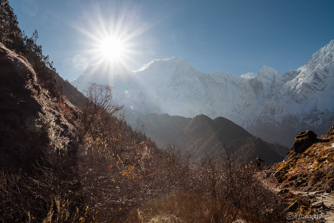 Le phare de l'Himalaya  |  1/40 s à f/11 - 100 ISO - 21 mm  |  03/11/2013 - 08:20  |  28°37'36" N 84°28'20" E  |  3675 m