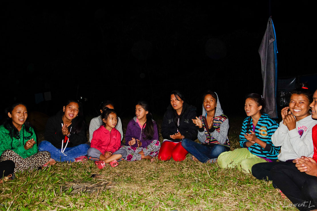 Ambiance festive au dernier bivouac  |  1/100 s à f/1,8 - 100 ISO - 10.4 mm  |  05/11/2013 - 18:07  |    |   m