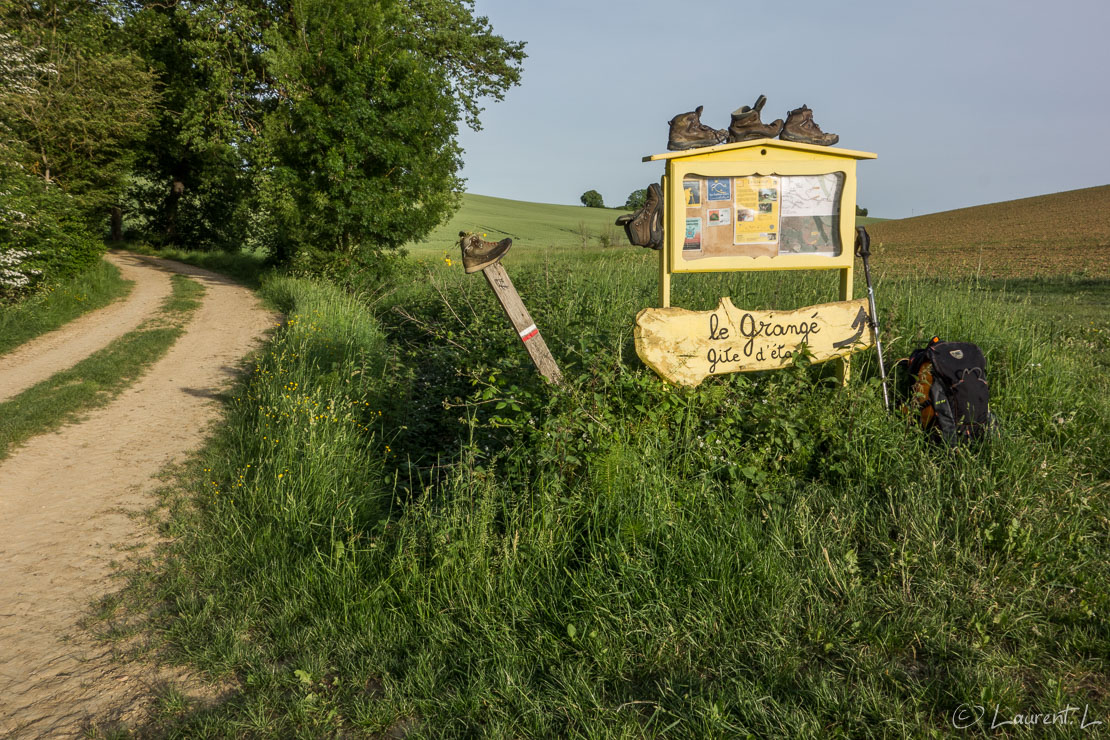 Etape 32 : Léguevin ↔ Giscaro / Le Grangé (30,7 kms)  |  11/05/2015 - 08:11  |  Cette étape est bien plus appréciable que la précédente. Je fais le choix de quitter Léguevin sur le Chemin de Compostelle historique daté de 1989 car plusieurs variantes selon les époques sont possibles. J'économise ainsi deux kilomètres mais je dois marcher sur des routes de campagne jusqu'à l'Isle-Jourdain. L'après-midi, je m'élève ensuite sur un parcours vallonné typique du Gers, j'aperçois au loin la chaîne des Pyrénées, fabuleux. J'arrive à mon gîte, Le Grangé, sous des températures estivales. Il est perdu au milieu de la campagne gersoise mais l'accueil de ce couple de pèlerins devenus hospitaliers vaut le détour.