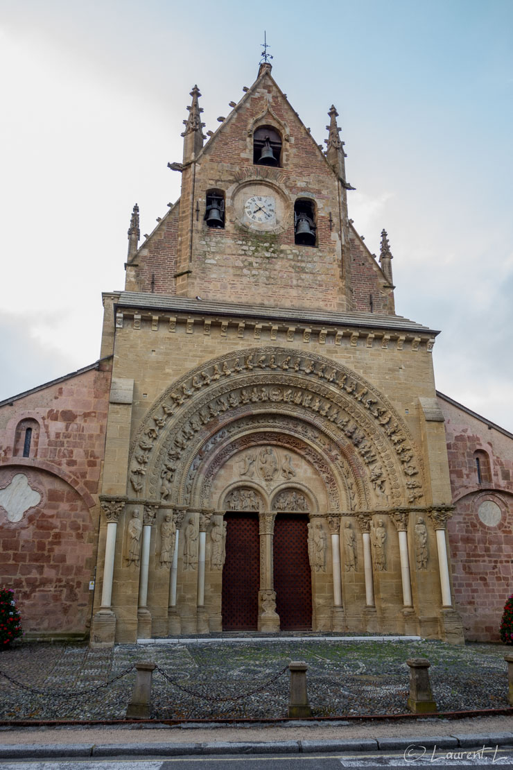Etape 38 : Morlaàs ↔ Pau nord (13,9 kms)  |  16/05/2015 - 07:35  |  Après une nuit épique dans cet hôtel de Morlaàs, situé à deux pas de l'église (sur la photo), je m'engage pour ma dernière étape de l'année sur le Chemin de Compostelle. La nuit a été courte à cause de mes colocataires du moment, l'étape le sera aussi puisqu'elle doit me conduire à Pau d'où je repartirai pour Toulouse en co-voiturage dans l'après-midi. Arrivé devant l'hippodrome de Pau, il est tôt. Je m'installe sur un banc. Quelques minutes plus tard, j'aperçois mes fidèles compagnons de route croisés à Saint Guilhem 20 jours plus tôt, ces mêmes compagnons qui ont précipitemment quittés l'hôtel de la veille. Je suis heureux de les revoir au terme de mon parcours de cette année 2015 avant de rentrer chez moi.
