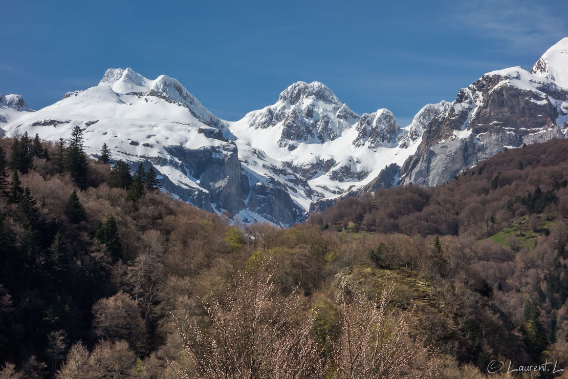 Etape 42 : Urdos ↔ Canfranc-Estación (20,0 kms)  |  27/04/2016 - 11:16  |  Cette journée marque une étape importante car avec le franchissement du col du Somport j'entre en Espagne. Voilà une belle étape de montagne avec quelques névés encore bien présents à l'approche du col. Les températures sont bien fraîches versant français et l'environnement change du tout au tout lorsque je redescends en Espagne : d'un paysage de forêts humides d'altitude en France, je découvre des alpages bien dégarnis et plus secs côté espagnol. La station de Canfranc déroute un peu : elle possède la taille d'une ville avec sa gare frontalière immense, mais les rues sont totalement désertes. J'y fais étape avec d'autres pèlerins.