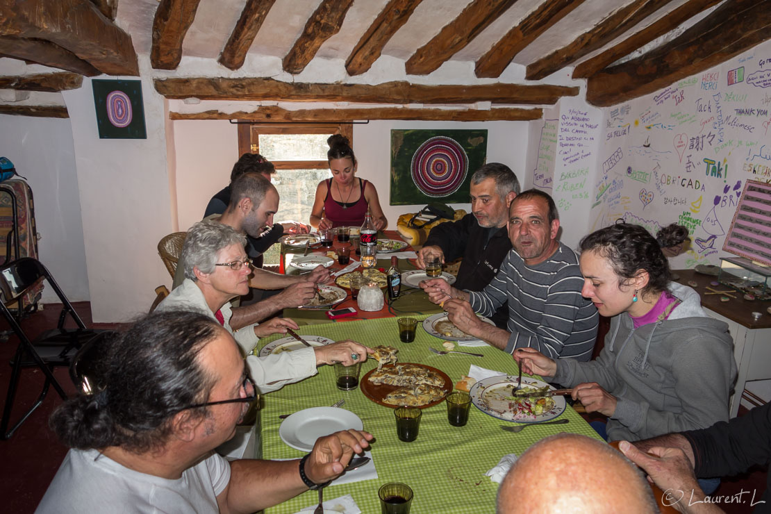 Etape 48 : Punta-la-Reina ↔ Ázqueta (29,8 kms)  |  03/05/2016 - 19:49  |  De mon départ de Punta-la-Reina le matin, je garderai le souvenir du nombre impressionnant de pèlerins quittant les gîtes au compte gouttes, plusieurs centaines sans doute. Beaucoup commencent leur Chemin depuis Saint Jean-Pied-de-Port ou Roncevaux. Aussi je m'efforce de privilégier les petits villages pour faire étape, comme ici dans le chaleureuse petite albergue d'Ázqueta. De gauche à droite, nous trouvons : un espagnol, une américaine, un espagnol, un italien (caché), une américaine (Colorado), le français avec qui je marche de temps en temps, un italien, une argentine, et encore un italien (dont on aperçois légèrement le crâne dégarni)... je le recroiserai dix jours plus tard en déjeunant sur un banc à Sahagun ! Dans d'autres étapes je trouve des australiens, des coréens, des suisses, des belges, des scandinaves, des canadiens, des brésiliens... Personne ne se connaissait avant dans cette pièce, mais
l'ambiance est pourtant festive...