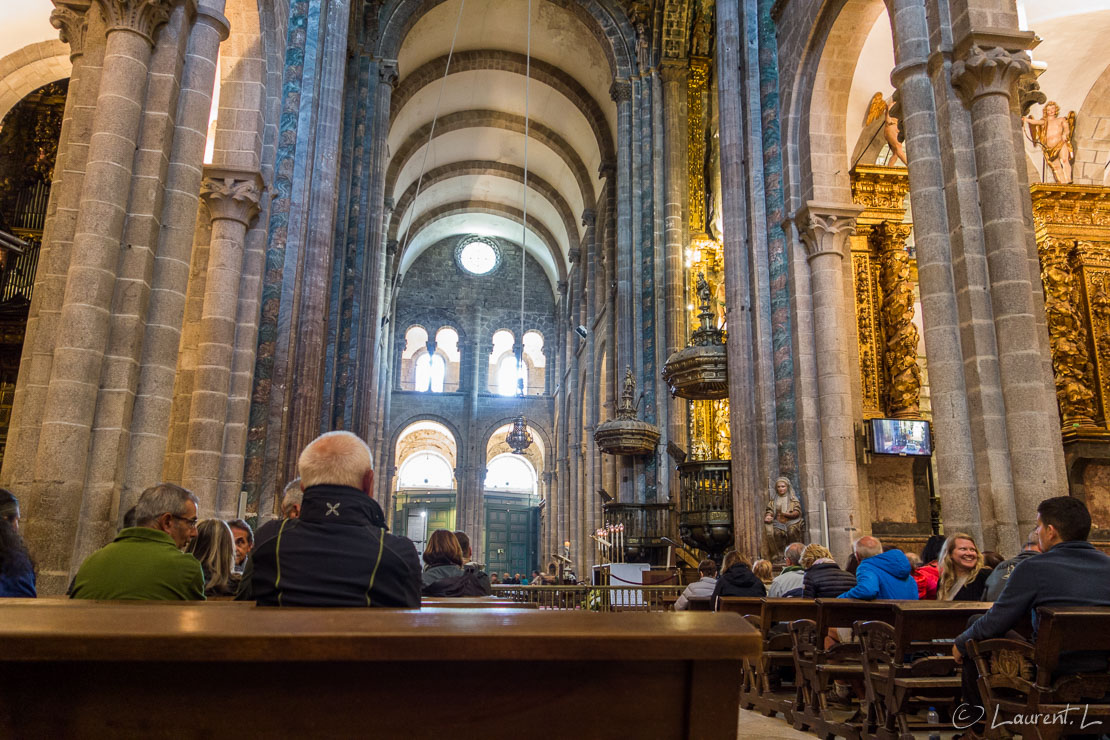 Etape 71 : A Brea ↔ Santiago-de-Compostella (25,6 kms)  |  06/05/2017 - 19:01  |  Cette étape n'est pas comme les autres car elle marque la fin symbolique de mon périple depuis Antibes en me conduisant à la cathédrale de Saint Jacques-de-Compostelle. Les forêts d'eucalyptus géants (plus de 40 mètres pour certains individus) donnent le vertige. Puis en matinée, j'atteins le Monte del Gozo (Mont de la Joie), cette colline d'où l'on aperçoit pour la première fois le sanctuaire de Saint Jacques à 5 kilomètres de là. Mon arrivée dans la cathédrale se fait dans une certaine émotion. J'ai du mal à réaliser de me trouver là où des millions de pèlerins se sont succédés depuis plus de 1000 ans. Le lieu est riche d'une fréquentation qui ne tarit pas. La superposition des styles baroques dans certains chapelles et gothiques dans sa partie centrale témoignent d'une intense activité religieuse sur un millénaire. Beaucoup de pèlerins terminent leur Chemin à Santiago. Je décide comme quelques uns de poursuivre le lendemain le mien vers le cap
Finisterre distant d'environ 90 kms.