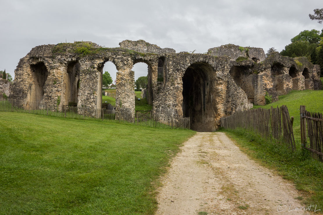 Etape 5 : Saint Georges-des-Coteaux ↔ Saint Bris-des-Bois (29,6 kms)  |  03/05/2018 - 10:15  |  45°44'43" N 0°38'35" W  |  13 m  |  Pour mon cinquième jour, j'atteins Saintes et ses arènes romaines. La ville est riche d'un patrimoine bâti depuis plus de 2000 ans. Ces arènes sont visitables, mais peut-être à cause du mauvais temps ou plutôt parce que mon programme du jour est chargé, je décide d'en faire le tour par l'extérieur.