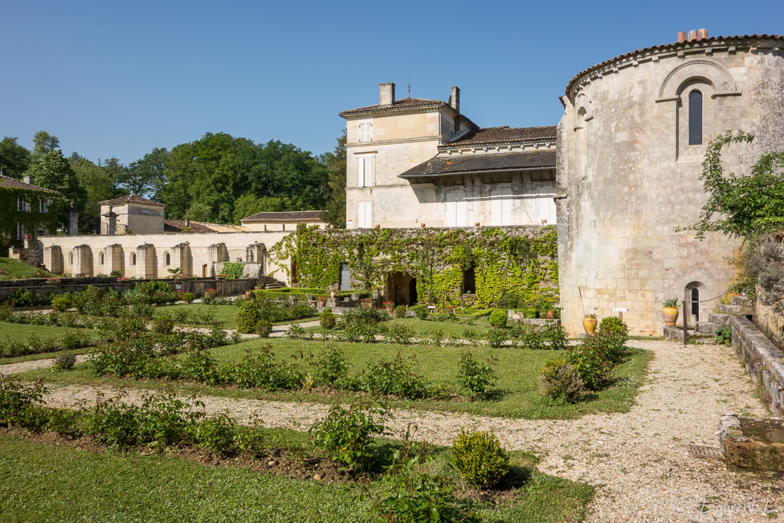 Etape 6 : Saint Bris-des-Bois ↔ Cognac (23,1 kms)  |  04/05/2018 - 10:24  |  45°46'12" N 0°27'26" W  |  66 m  |  L'extérieur de l'abbaye de Fontdouce offre de belles perspectives sous un soleil radieux, comme ici depuis les jardins à la française donnant sur des bâtiments monastiques encore bien conservés. J'ai de la chance, car arrivé une heure avant l'ouverture au public du monastère, j'étais contraint soit de patienter, soit de poursuivre mon chemin sans m'arrêter. Ma bonne étoile a fait que j'ai pu sans attente y pénétrer avec l'aide d'une guide faisant patienter un groupe scolaire.