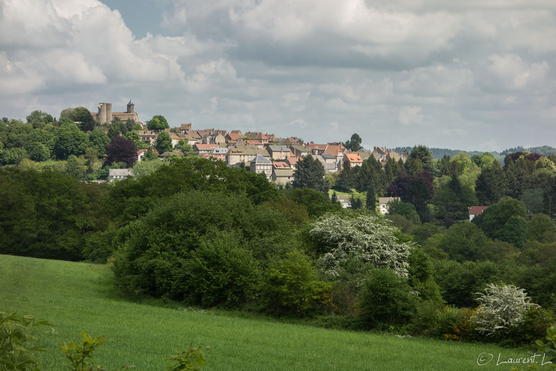 Etape 20 : Aubusson ↔ Crocq (26,9 kms)  |  18/05/2018 - 14:45  |  45°52'3" N 2°21'7" E  |  725 m  |  Au terme de cette étape, j'arrive dans le joli petit village de Crocq, à l'est de l'ancienne province de la Marche. Le terrain est de plus en plus vallonné. Les paysages ressemblent à ceux que l'on croise en moyenne montagne. Il faut dire que le chemin évolue à 700 mètres d'altitude et que la neige n'est pas rare en hiver dans cette région reculée du centre de la France.