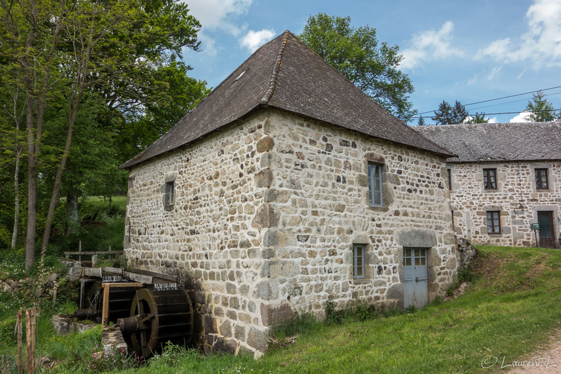 Etape 21 :  Crocq ↔ Condat-en-Combraille (22,9 kms)  |  19/05/2018 - 14:36  |  45°51'14" N 2°32'60" E  |  675 m  |  Le granit est toujours bien présent et le restera jusqu'à atteindre (l'année prochaine), la chaîne des Puys non loin d'ici. Les maisons sont bâties dans les traditions creusoises (ici le moulin à eau de la Ribière). C'est du solide avec des murs d'au moins 60 cm d'épaisseur.