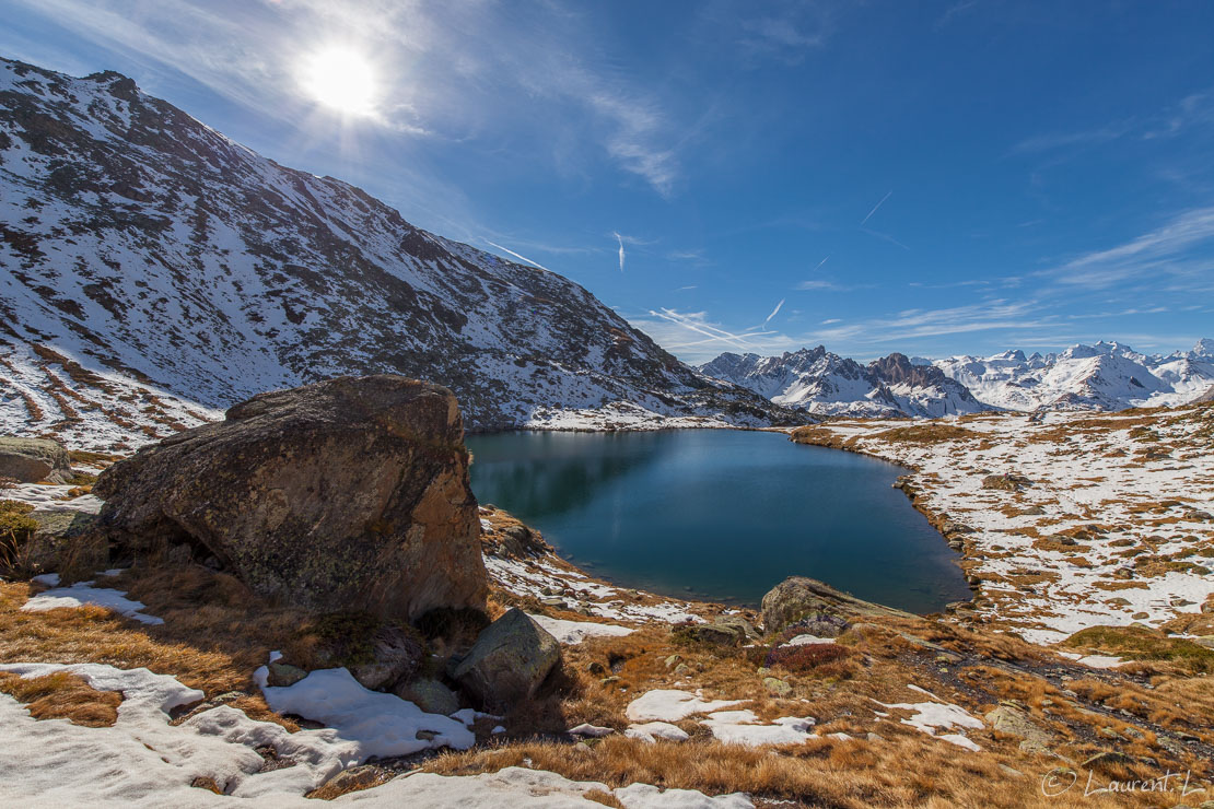 Le lac du Serpent se dissimule  |  1/400 s à f/7,1 - 100 ISO - 15 mm  |  28/10/2016 - 11:35  |  45°3'12" N 6°33'46" E  |  2512 m