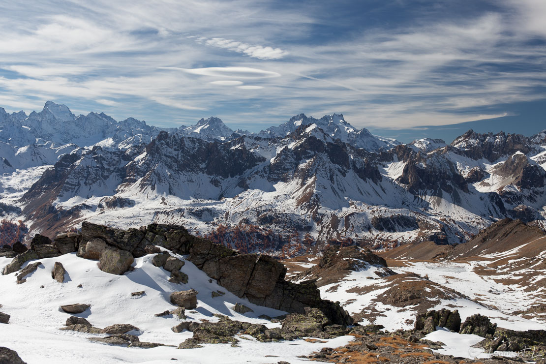 Depuis la crête des Gardioles vers le sud-ouest  |  1/160 s à f/7,1 - 100 ISO - 41 mm  |  28/10/2016 - 14:04  |  45°3'45" N 6°34'28" E  |  2869 m