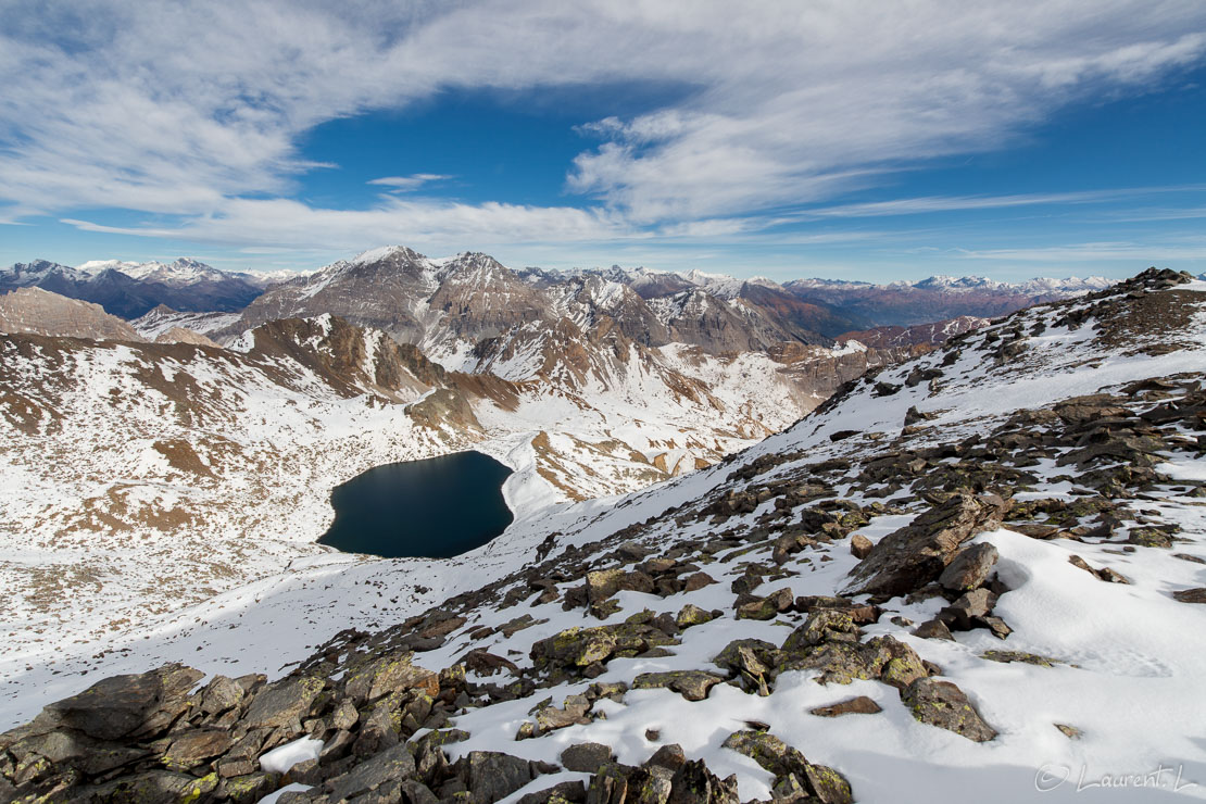 Le lac Blanc depuis la crête des Gardioles  |  1/250 s à f/8,0 - 100 ISO - 15 mm  |  28/10/2016 - 14:36  |  45°3'54" N 6°34'26" E  |  2962 m