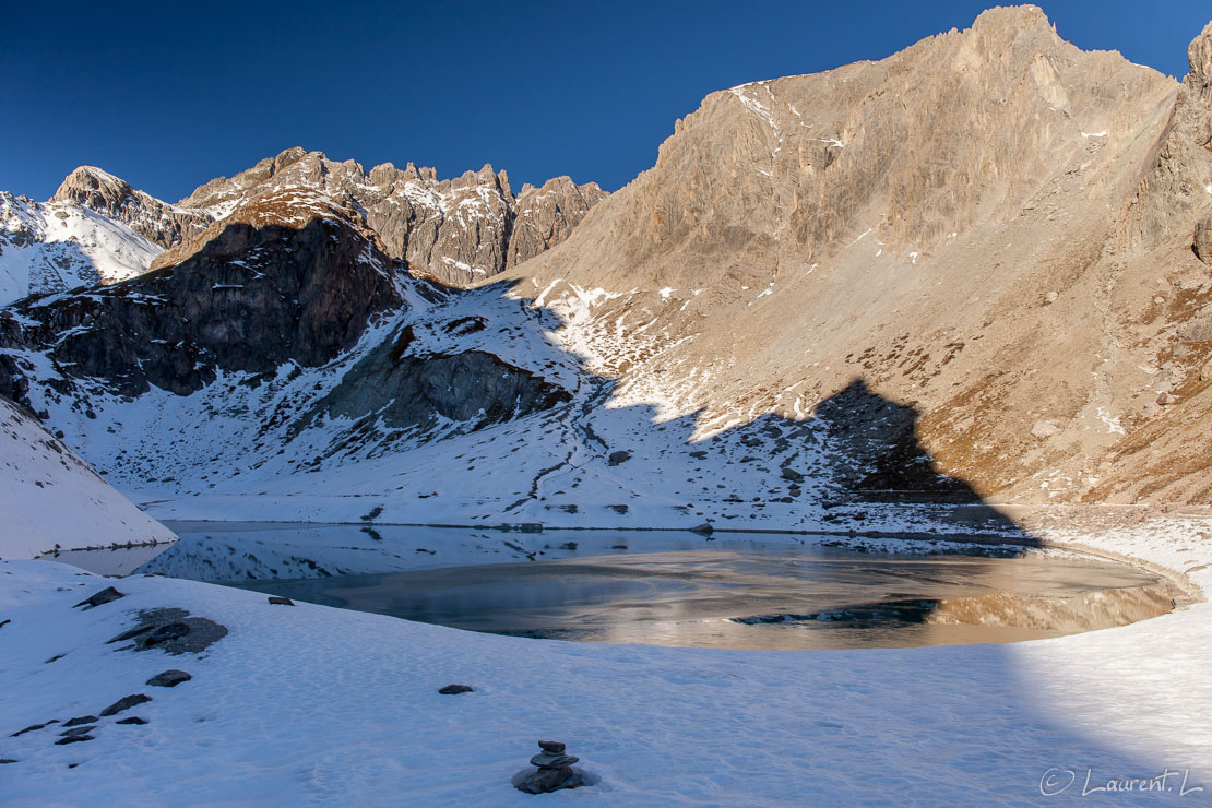 Lac des Béraudes  |  1/50 s à f/9,0 - 100 ISO - 24 mm  |  30/10/2016 - 10:49  |  45°3'31" N 6°30'16" E  |  2505 m