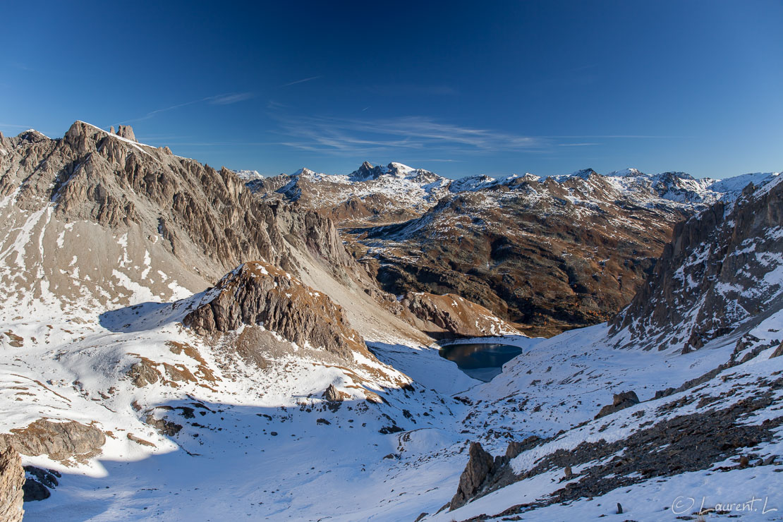 Depuis le col éponyme, le lac des Béraudes  |  1/50 s à f/9,0 - 100 ISO - 24 mm  |  30/10/2016 - 11:36  |  45°3'13" N 6°29'40" E  |  2762 m