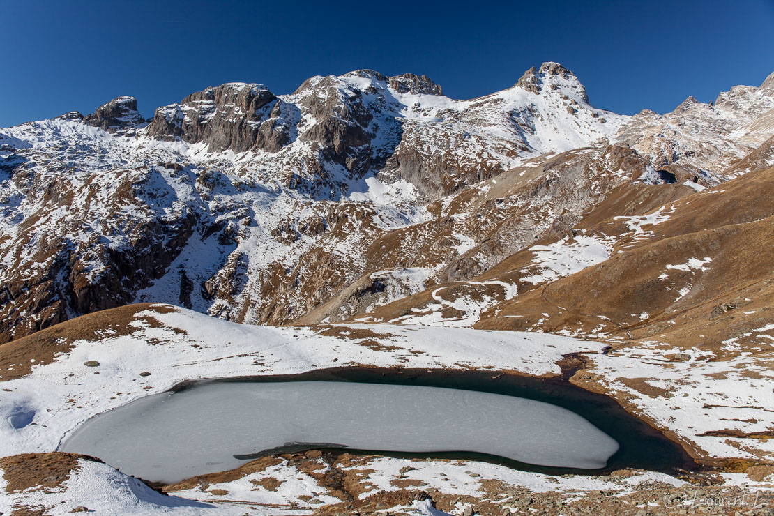 Lac de la Ponsonnière  |  1/80 s à f/9,0 - 100 ISO - 27 mm  |  30/10/2016 - 12:43  |  45°3'10" N 6°28'27" E  |  2611 m