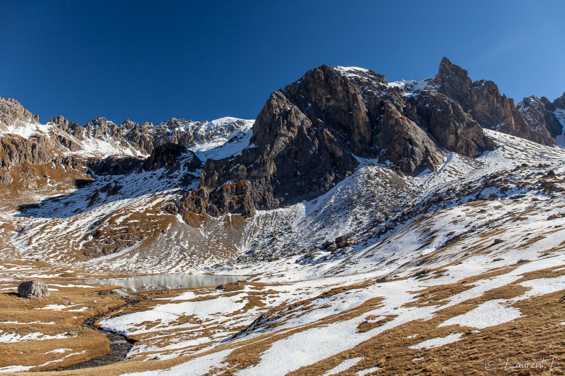 Le lac des Cerces se découvre  |  1/50 s à f/9,0 - 100 ISO - 24 mm  |  30/10/2016 - 13:50  |  45°4'13" N 6°28'16" E  |  2417 m