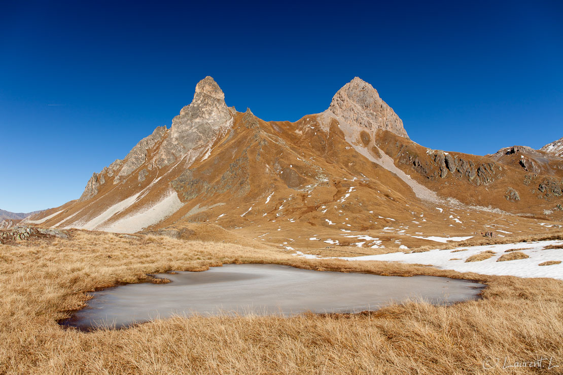 Pic de la Ceinture et pointe de la Fourche  |  1/50 s à f/9,0 - 100 ISO - 24 mm  |  30/10/2016 - 13:53  |  45°4'13" N 6°28'13" E  |  2413 m