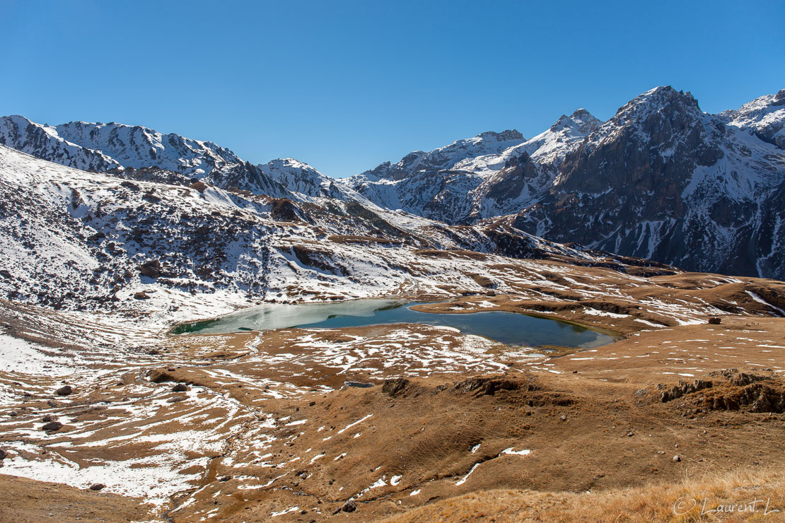 Le lac des Cerces en montant vers son col  |  1/60 s à f/9,0 - 100 ISO - 24 mm  |  30/10/2016 - 14:57  |  45°4'29" N 6°28'35" E  |  2486 m