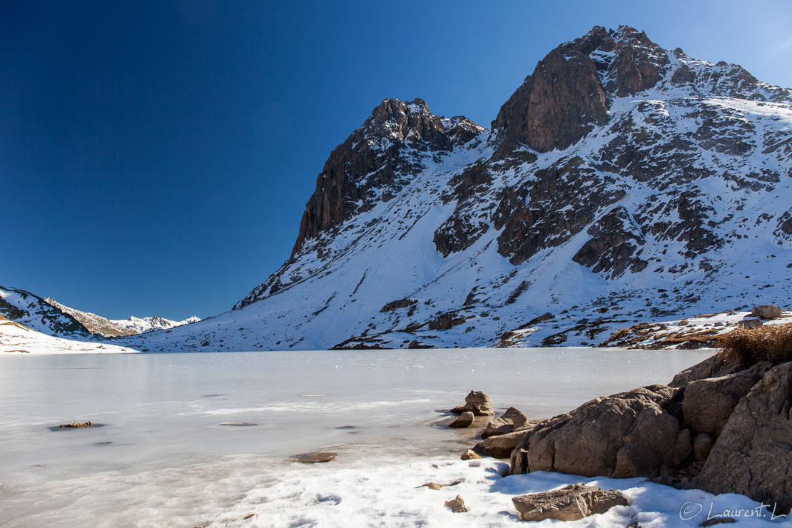 Le lac Rond des Rochilles gelé  |  1/50 s à f/9,0 - 100 ISO - 24 mm  |  30/10/2016 - 15:35  |  45°5'11" N 6°28'49" E  |  2448 m