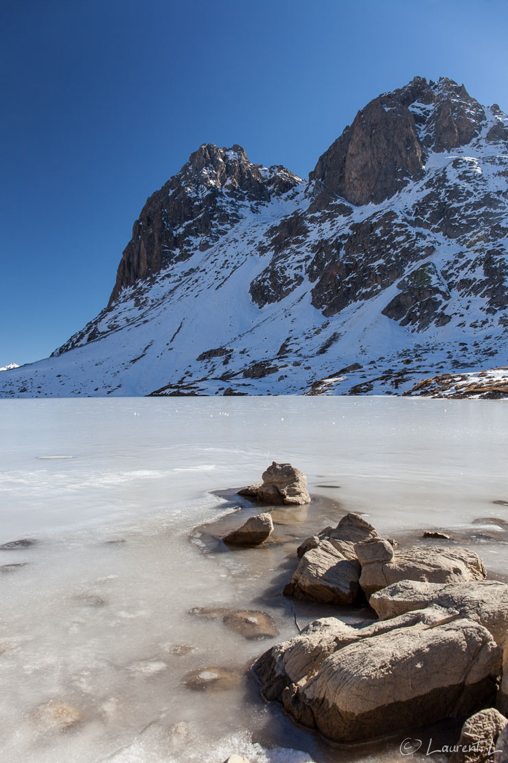 Le lac Rond des Rochilles gelé  |  1/50 s à f/9,0 - 100 ISO - 24 mm  |  30/10/2016 - 15:35  |  45°5'11" N 6°28'49" E  |  2448 m